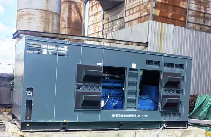 1000KW玉柴低噪音發(fā)電機組在北京客戶現場就位安裝測試成功